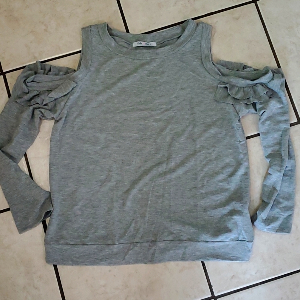 NWOT grey cold shoulder long leeve ruffle top. Size L